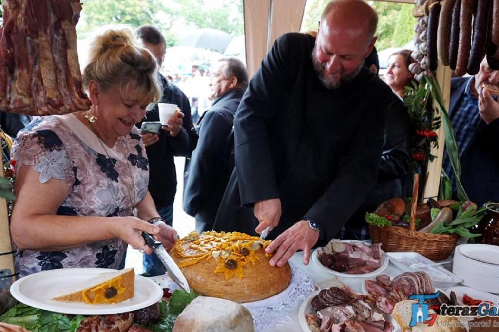 Dożynki w Troszynie odbyły się po raz drugi. Parafia dziękowała za zebrane plony. [zdjęcia]