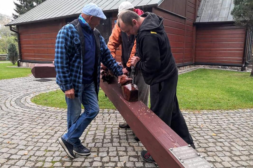Wyjątkowa figura stanęła przy troszyńskim kościele. [zdjęcia]
