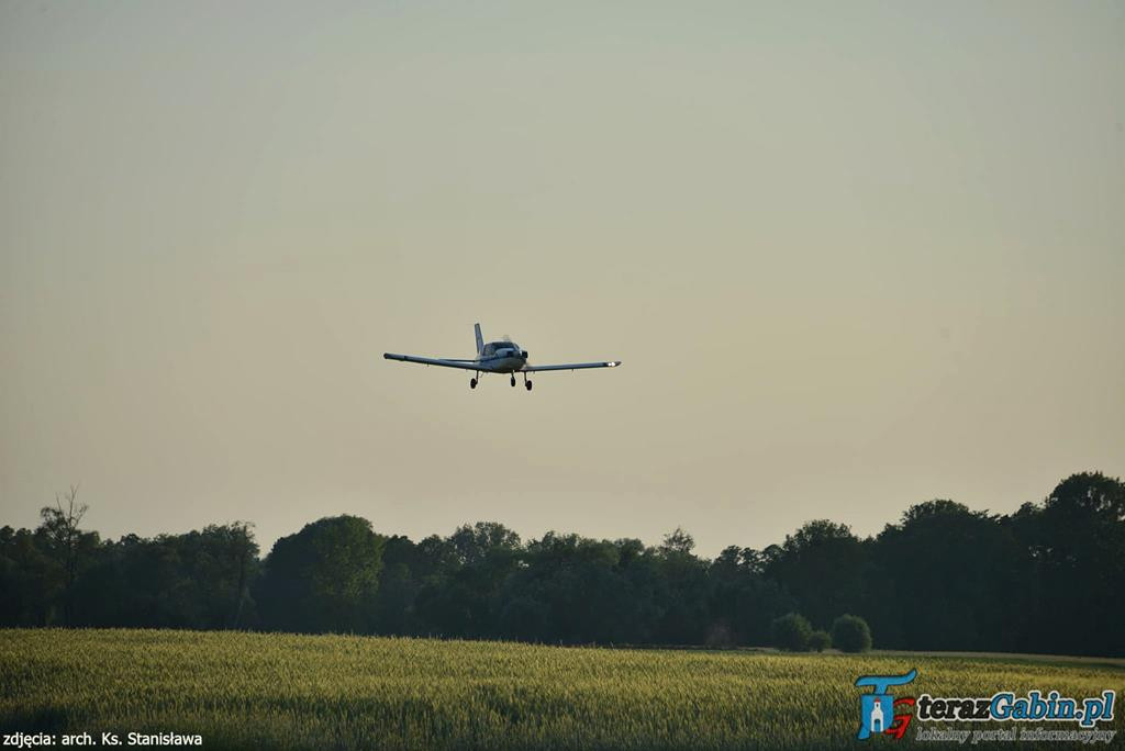 Rano odprawia Mszę Świętą. Po południu lata szybowcami i szkoli młodych pilotów. W Troszynie zrobił lądowisko.