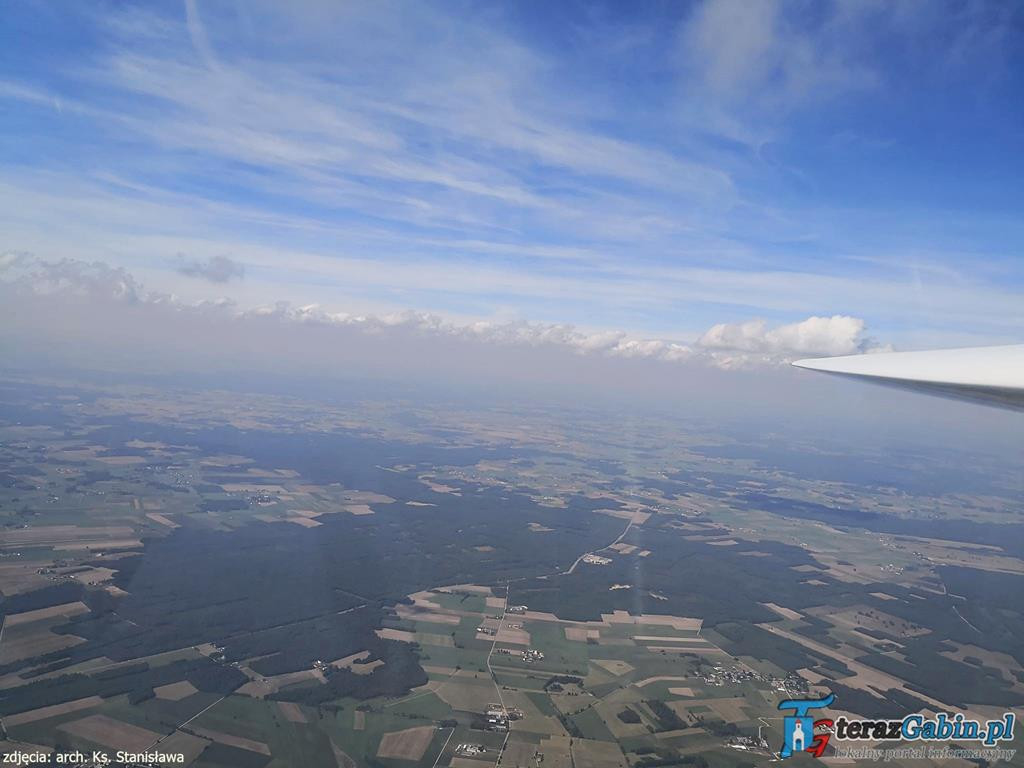Rano odprawia Mszę Świętą. Po południu lata szybowcami i szkoli młodych pilotów. W Troszynie zrobił lądowisko.