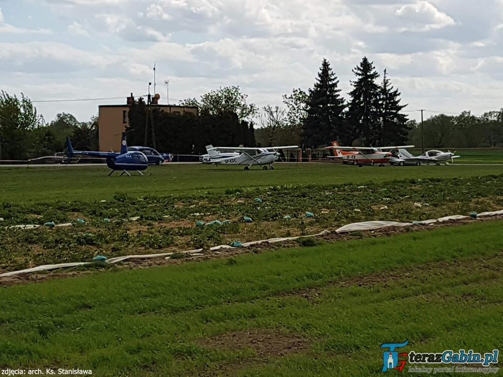 Rano odprawia Mszę Świętą. Po południu lata szybowcami i szkoli młodych pilotów. W Troszynie zrobił lądowisko.