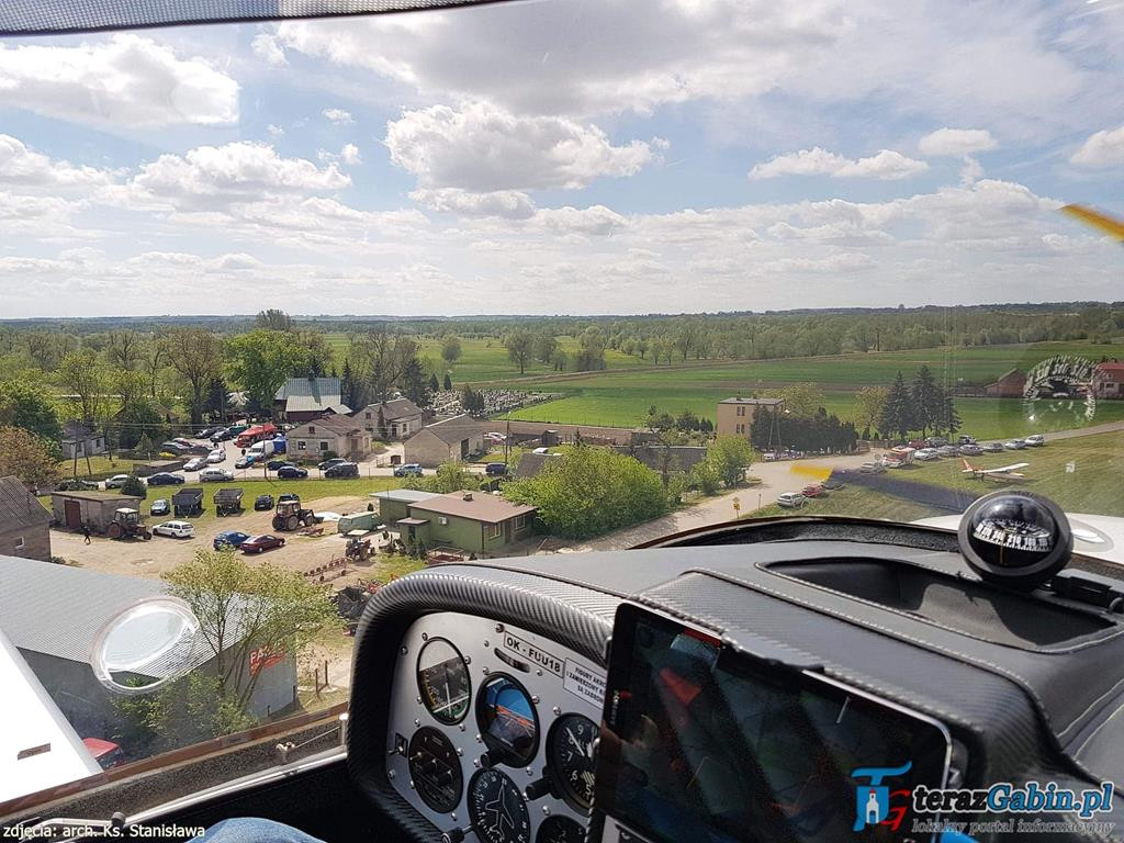 Rano odprawia Mszę Świętą. Po południu lata szybowcami i szkoli młodych pilotów. W Troszynie zrobił lądowisko.