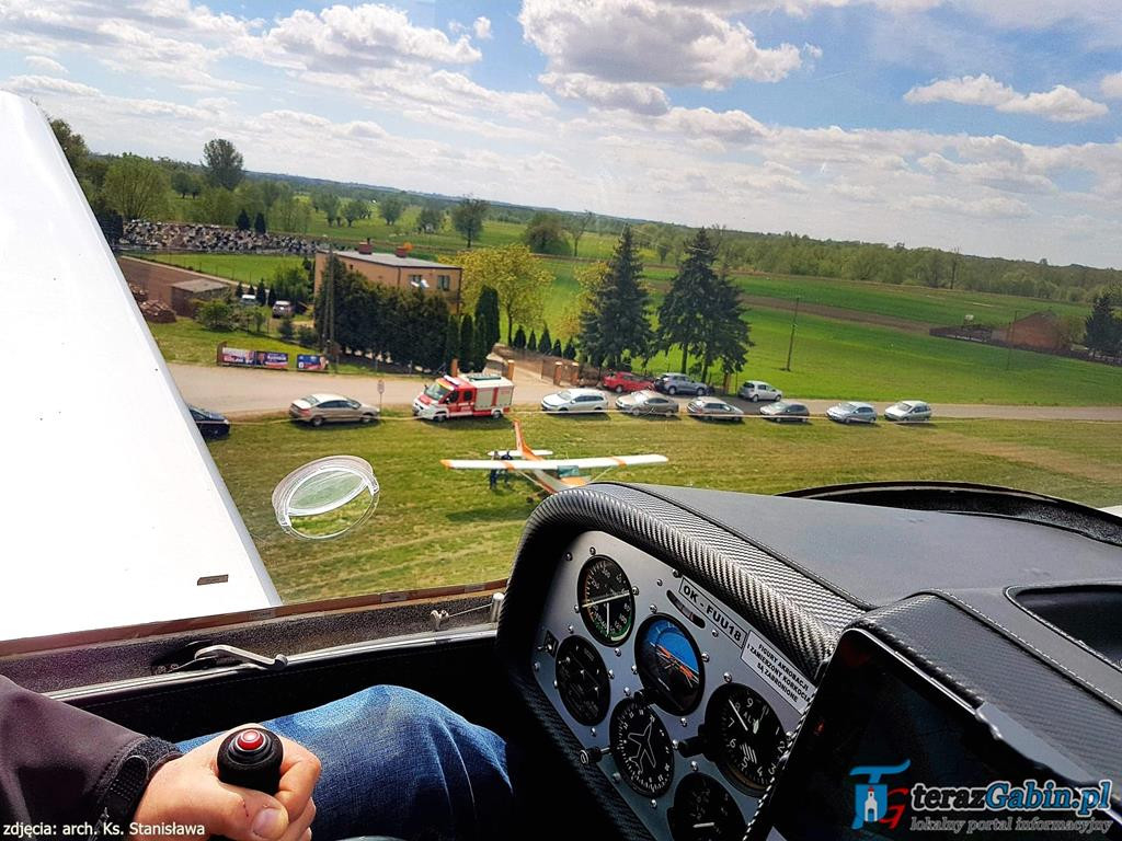 Rano odprawia Mszę Świętą. Po południu lata szybowcami i szkoli młodych pilotów. W Troszynie zrobił lądowisko.