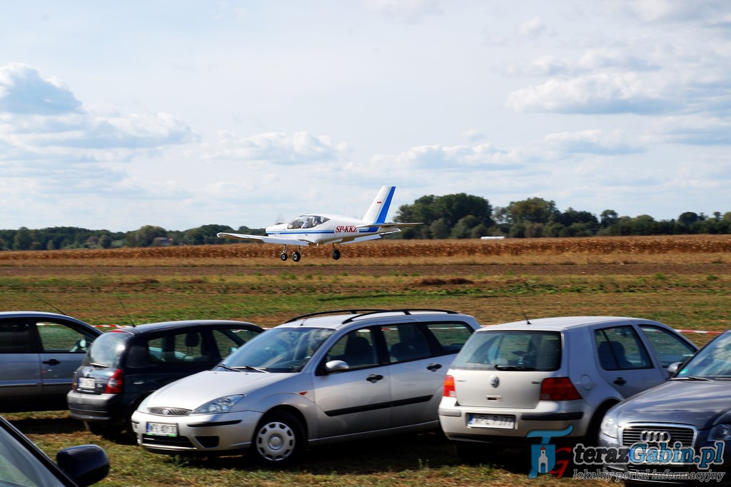 Rano odprawia Mszę Świętą. Po południu lata szybowcami i szkoli młodych pilotów. W Troszynie zrobił lądowisko.