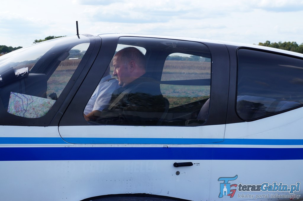 Rano odprawia Mszę Świętą. Po południu lata szybowcami i szkoli młodych pilotów. W Troszynie zrobił lądowisko.