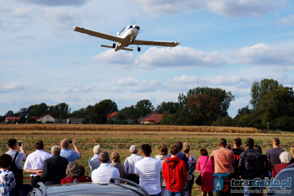 Rano odprawia Mszę Świętą. Po południu lata szybowcami i szkoli młodych pilotów. W Troszynie zrobił lądowisko.