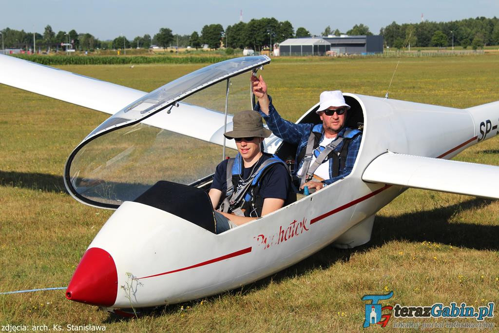Rano odprawia Mszę Świętą. Po południu lata szybowcami i szkoli młodych pilotów. W Troszynie zrobił lądowisko.
