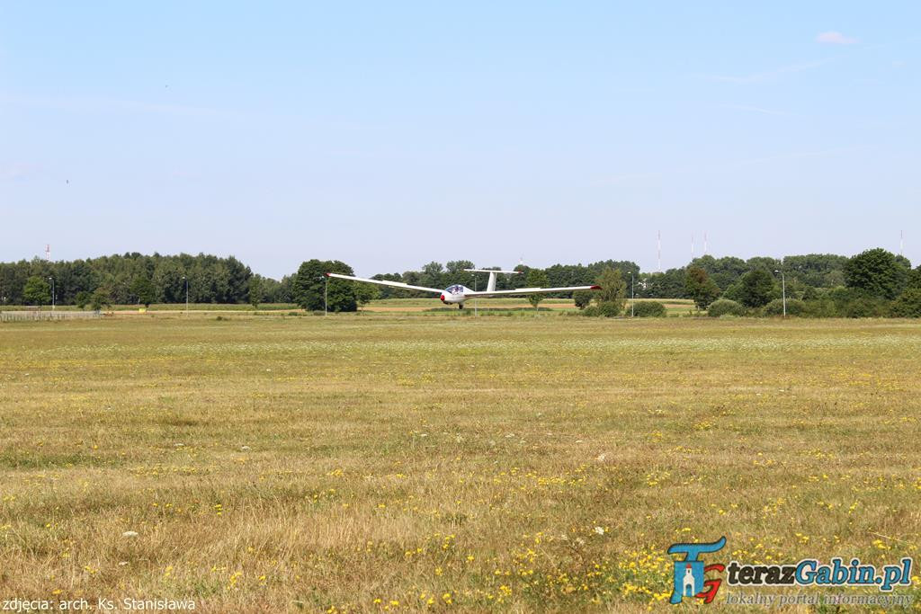Rano odprawia Mszę Świętą. Po południu lata szybowcami i szkoli młodych pilotów. W Troszynie zrobił lądowisko.