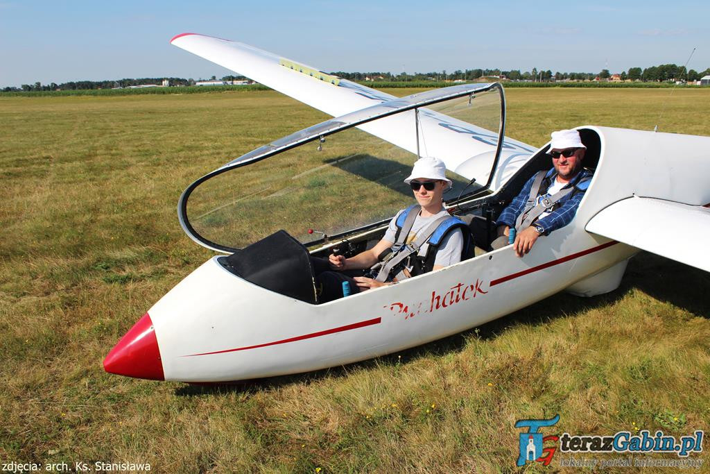Rano odprawia Mszę Świętą. Po południu lata szybowcami i szkoli młodych pilotów. W Troszynie zrobił lądowisko.