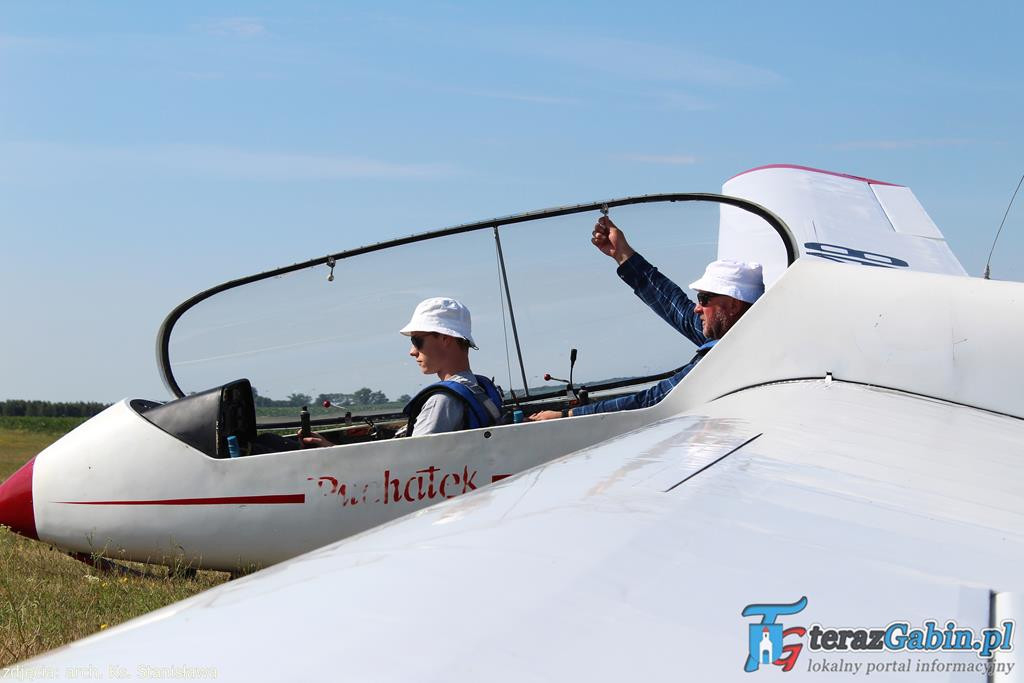 Rano odprawia Mszę Świętą. Po południu lata szybowcami i szkoli młodych pilotów. W Troszynie zrobił lądowisko.