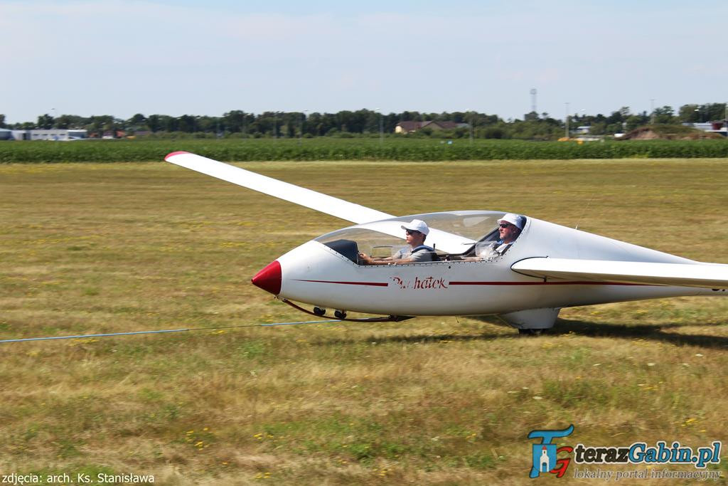 Rano odprawia Mszę Świętą. Po południu lata szybowcami i szkoli młodych pilotów. W Troszynie zrobił lądowisko.