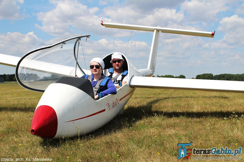 Rano odprawia Mszę Świętą. Po południu lata szybowcami i szkoli młodych pilotów. W Troszynie zrobił lądowisko.