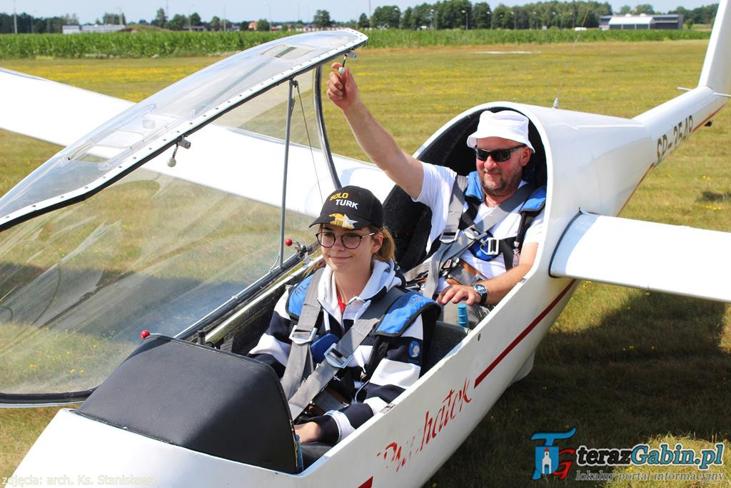 Rano odprawia Mszę Świętą. Po południu lata szybowcami i szkoli młodych pilotów. W Troszynie zrobił lądowisko.