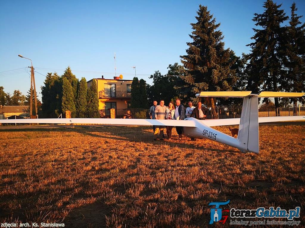 Rano odprawia Mszę Świętą. Po południu lata szybowcami i szkoli młodych pilotów. W Troszynie zrobił lądowisko.