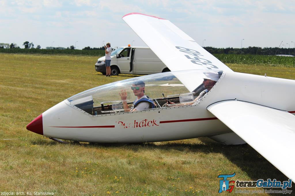 Rano odprawia Mszę Świętą. Po południu lata szybowcami i szkoli młodych pilotów. W Troszynie zrobił lądowisko.