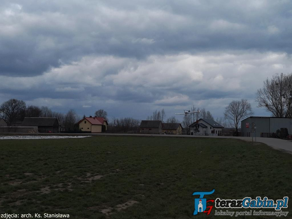 Rano odprawia Mszę Świętą. Po południu lata szybowcami i szkoli młodych pilotów. W Troszynie zrobił lądowisko.