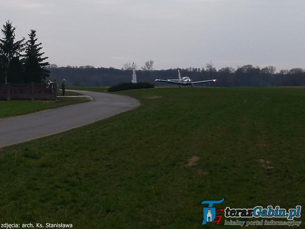 Rano odprawia Mszę Świętą. Po południu lata szybowcami i szkoli młodych pilotów. W Troszynie zrobił lądowisko.