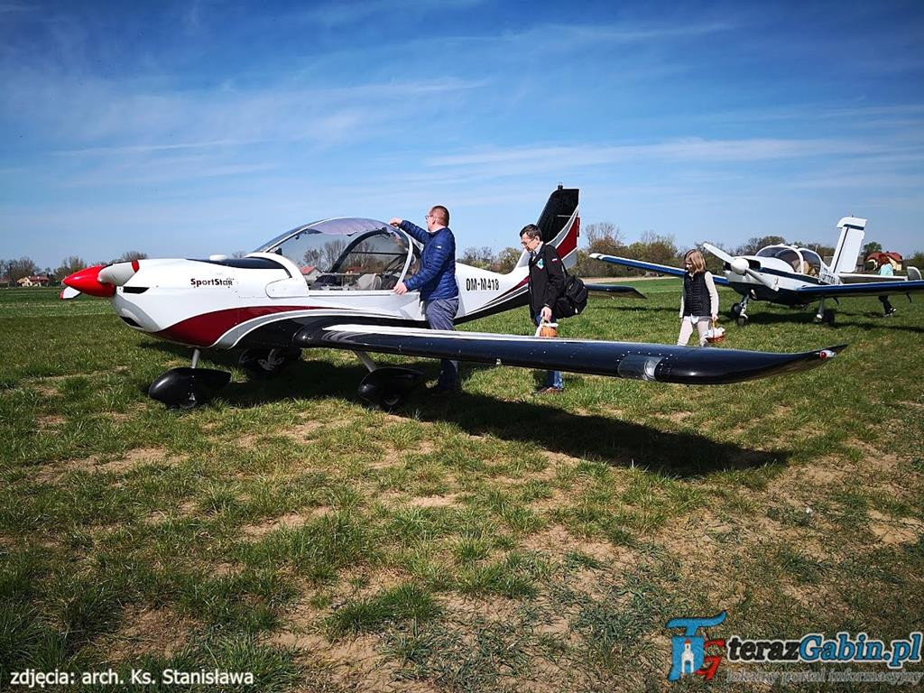 Rano odprawia Mszę Świętą. Po południu lata szybowcami i szkoli młodych pilotów. W Troszynie zrobił lądowisko.