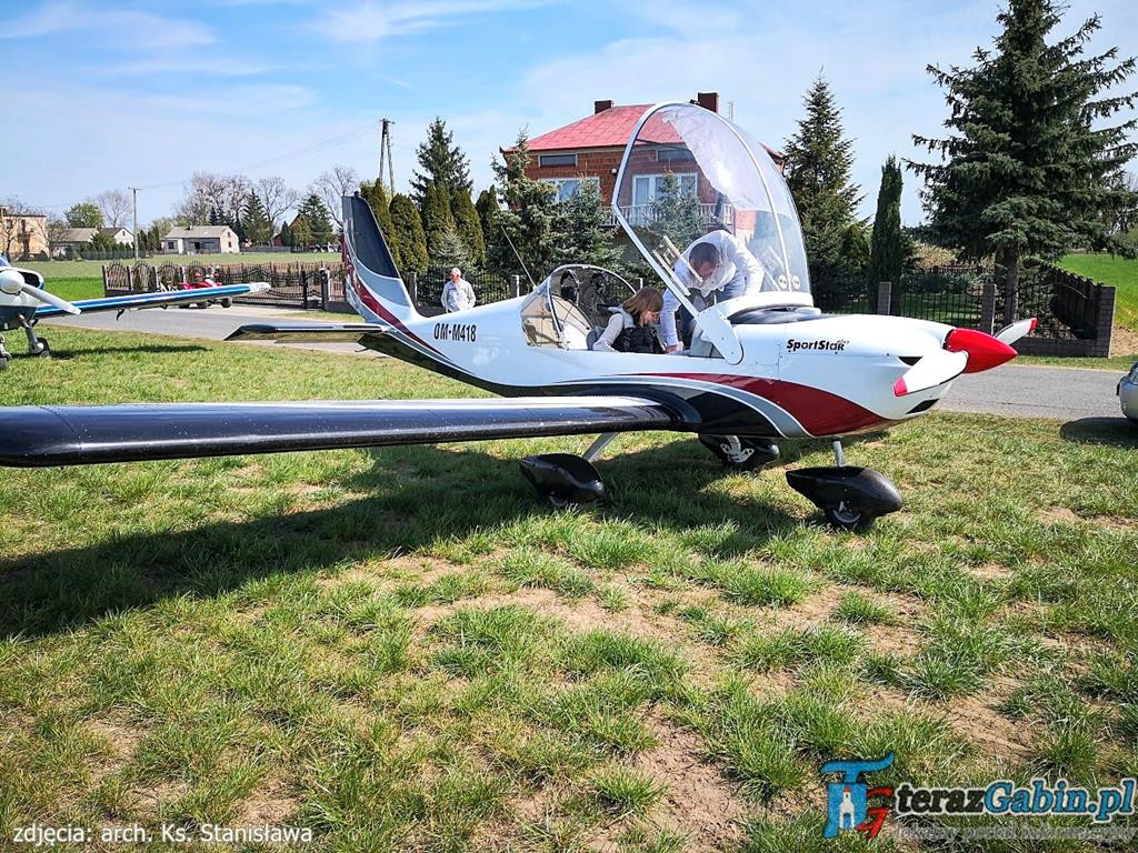 Rano odprawia Mszę Świętą. Po południu lata szybowcami i szkoli młodych pilotów. W Troszynie zrobił lądowisko.