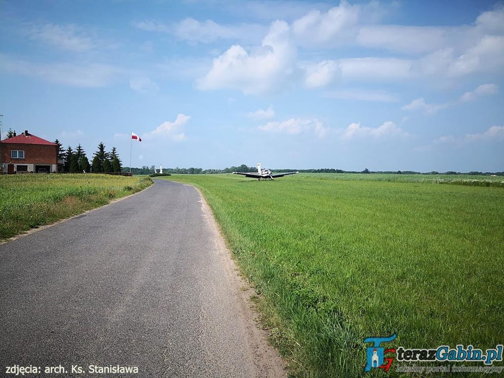 Rano odprawia Mszę Świętą. Po południu lata szybowcami i szkoli młodych pilotów. W Troszynie zrobił lądowisko.