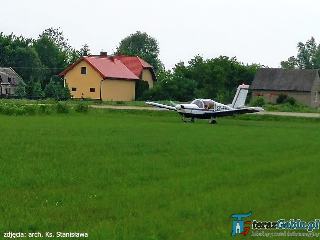 Rano odprawia Mszę Świętą. Po południu lata szybowcami i szkoli młodych pilotów. W Troszynie zrobił lądowisko.