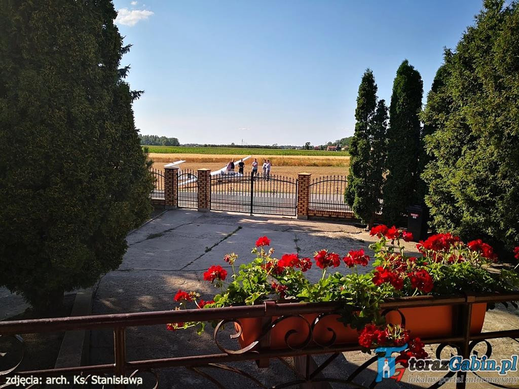 Rano odprawia Mszę Świętą. Po południu lata szybowcami i szkoli młodych pilotów. W Troszynie zrobił lądowisko.