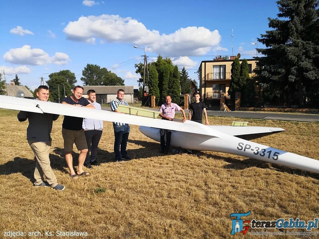 Rano odprawia Mszę Świętą. Po południu lata szybowcami i szkoli młodych pilotów. W Troszynie zrobił lądowisko.