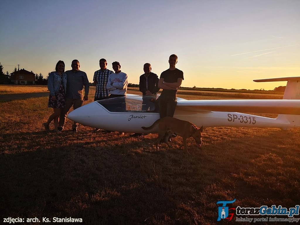 Rano odprawia Mszę Świętą. Po południu lata szybowcami i szkoli młodych pilotów. W Troszynie zrobił lądowisko.