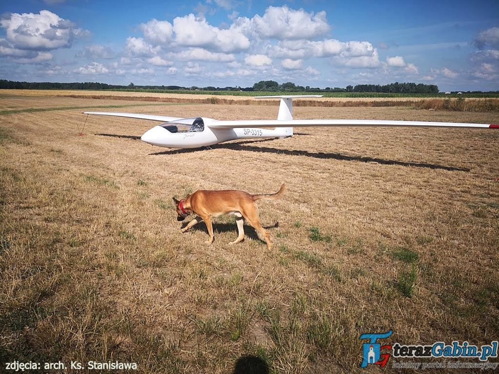 Rano odprawia Mszę Świętą. Po południu lata szybowcami i szkoli młodych pilotów. W Troszynie zrobił lądowisko.