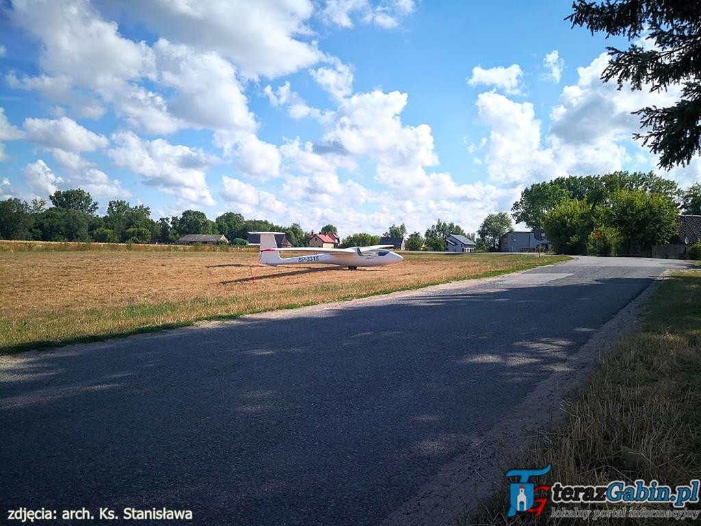 Rano odprawia Mszę Świętą. Po południu lata szybowcami i szkoli młodych pilotów. W Troszynie zrobił lądowisko.