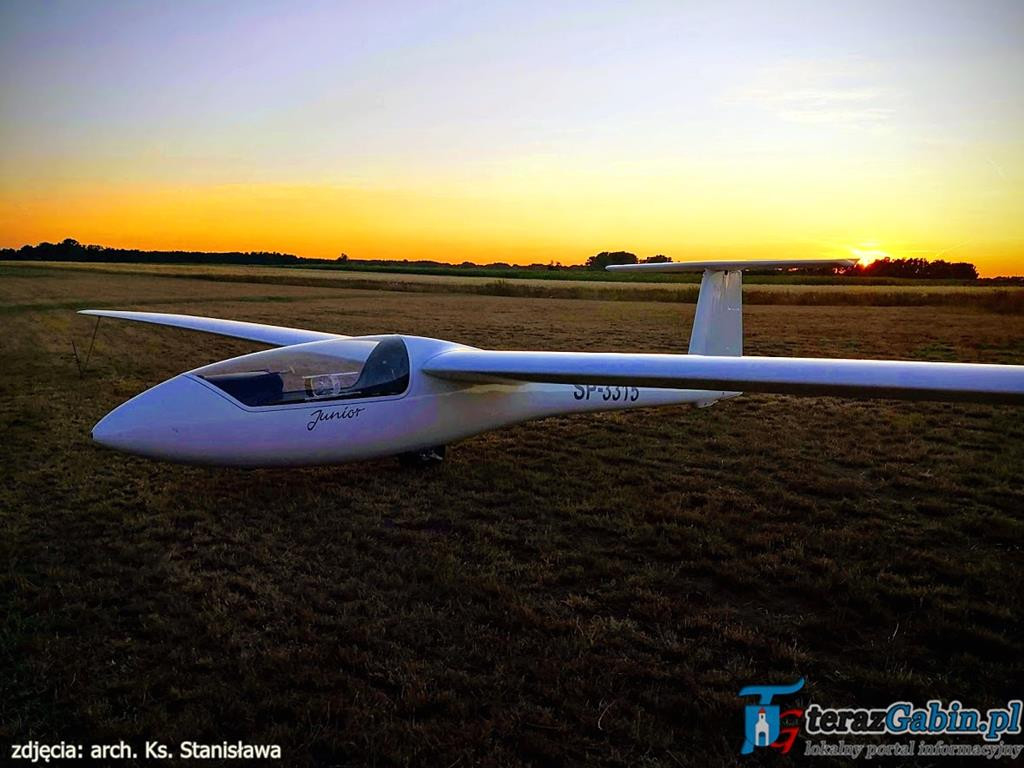 Rano odprawia Mszę Świętą. Po południu lata szybowcami i szkoli młodych pilotów. W Troszynie zrobił lądowisko.