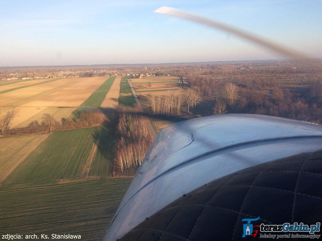 Rano odprawia Mszę Świętą. Po południu lata szybowcami i szkoli młodych pilotów. W Troszynie zrobił lądowisko.