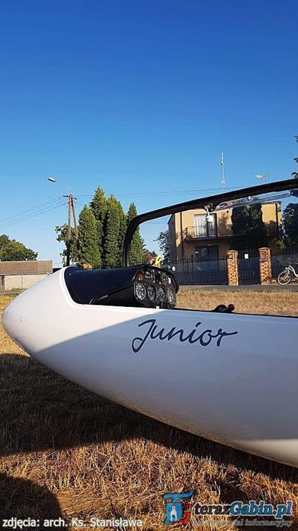 Rano odprawia Mszę Świętą. Po południu lata szybowcami i szkoli młodych pilotów. W Troszynie zrobił lądowisko.