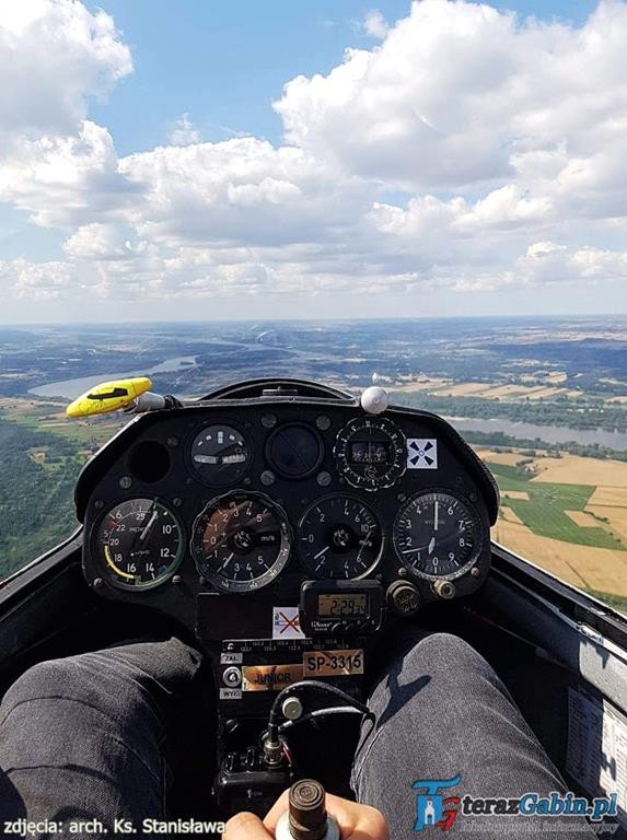 Rano odprawia Mszę Świętą. Po południu lata szybowcami i szkoli młodych pilotów. W Troszynie zrobił lądowisko.