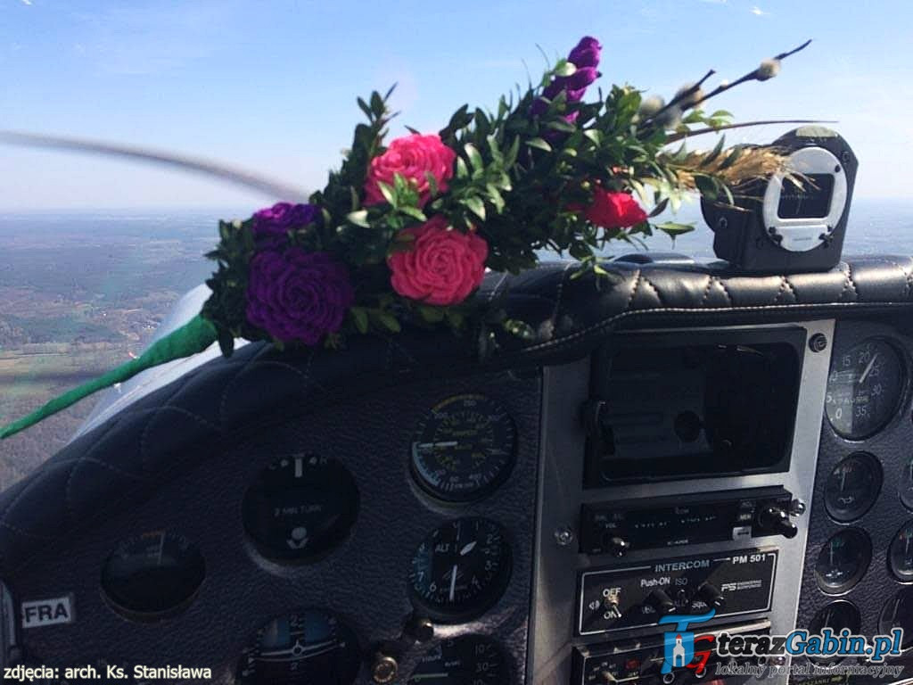 Rano odprawia Mszę Świętą. Po południu lata szybowcami i szkoli młodych pilotów. W Troszynie zrobił lądowisko.