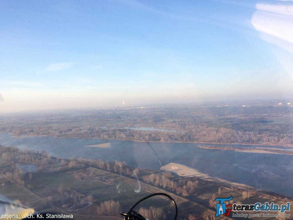 Rano odprawia Mszę Świętą. Po południu lata szybowcami i szkoli młodych pilotów. W Troszynie zrobił lądowisko.