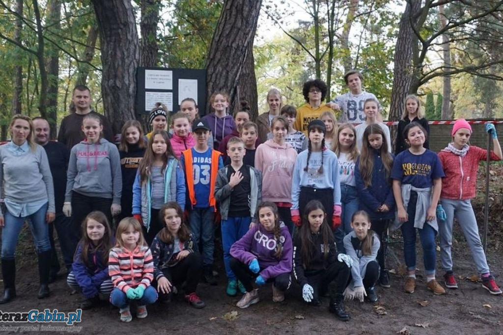 Harcerze i zuchy opiekują się cmentarzem
