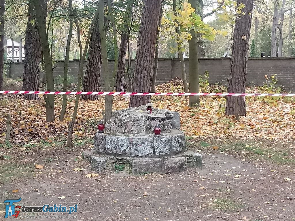 Harcerze i zuchy opiekują się cmentarzem