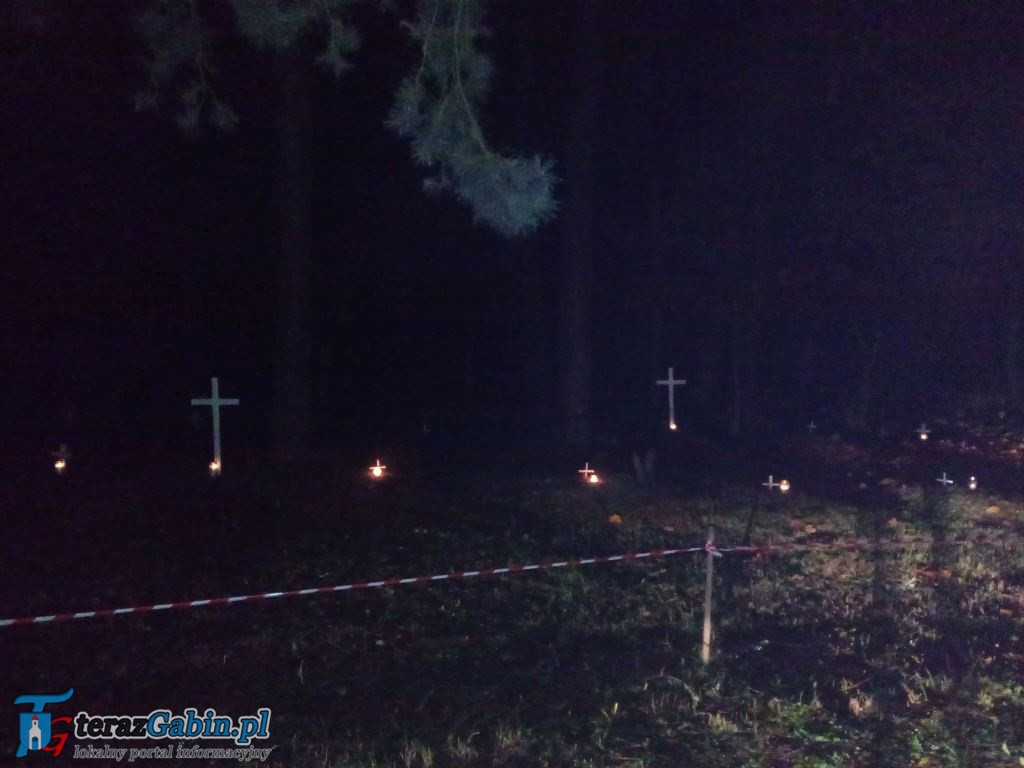 Harcerze i zuchy opiekują się cmentarzem
