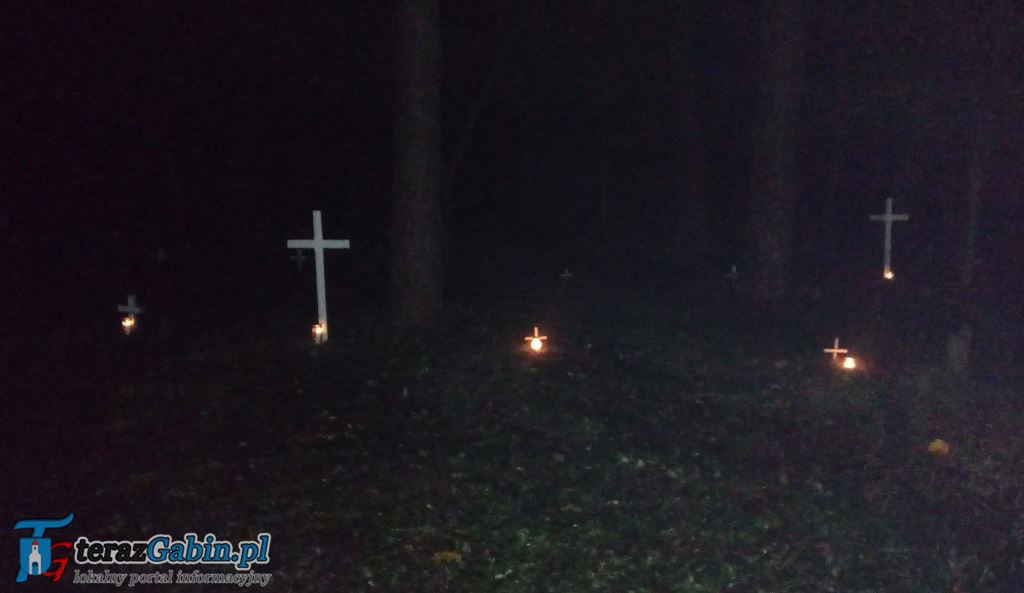 Harcerze i zuchy opiekują się cmentarzem