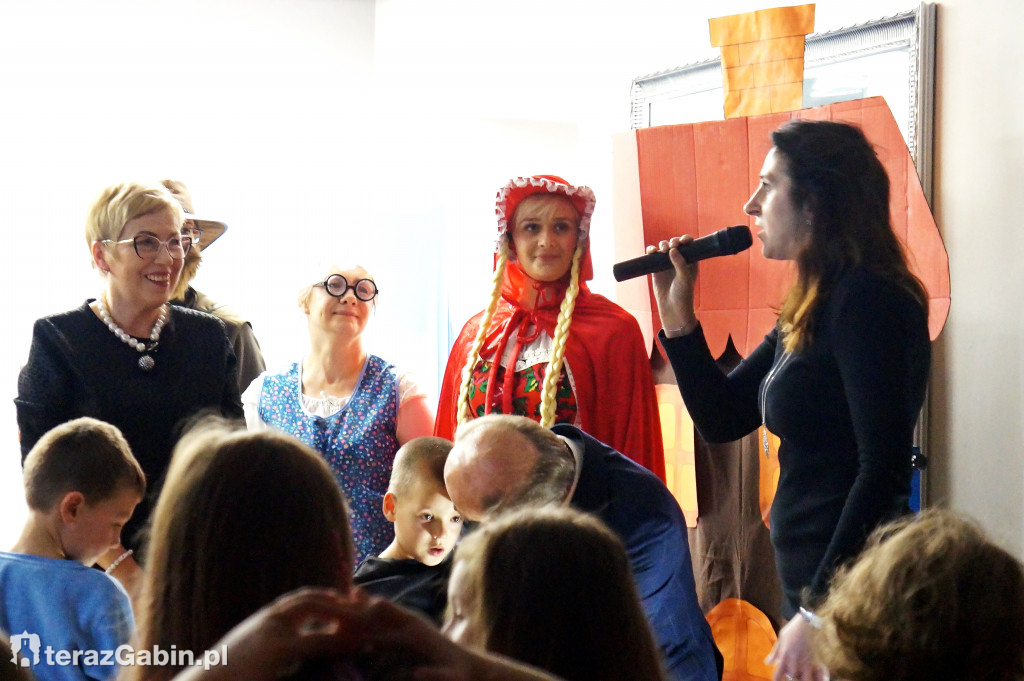 Nauczyciele Dzieciom w bajce o Czerwonym Kapturku.