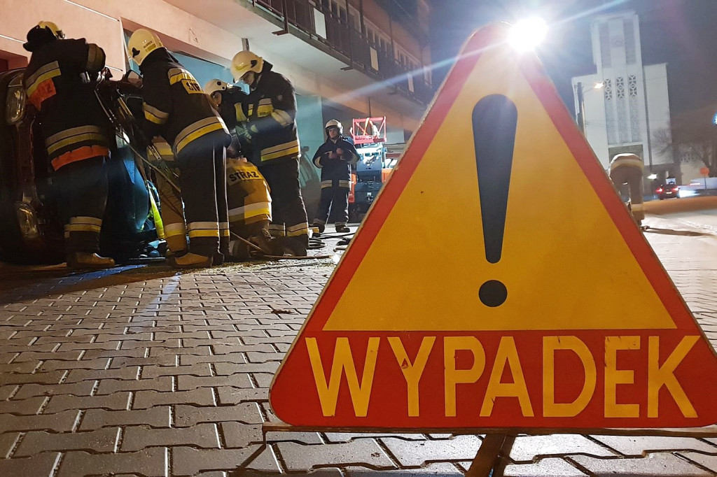 Strażacy ćwiczyli ratowanie ofiar wypadków.