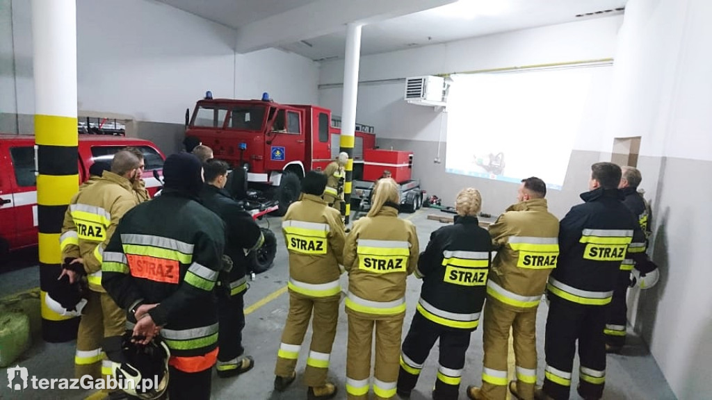 Strażacy ćwiczyli ratowanie ofiar wypadków.