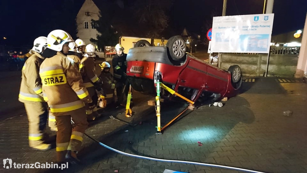 Strażacy ćwiczyli ratowanie ofiar wypadków.