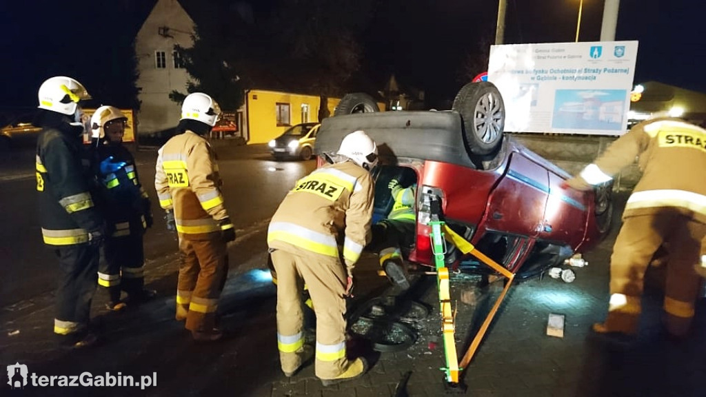 Strażacy ćwiczyli ratowanie ofiar wypadków.