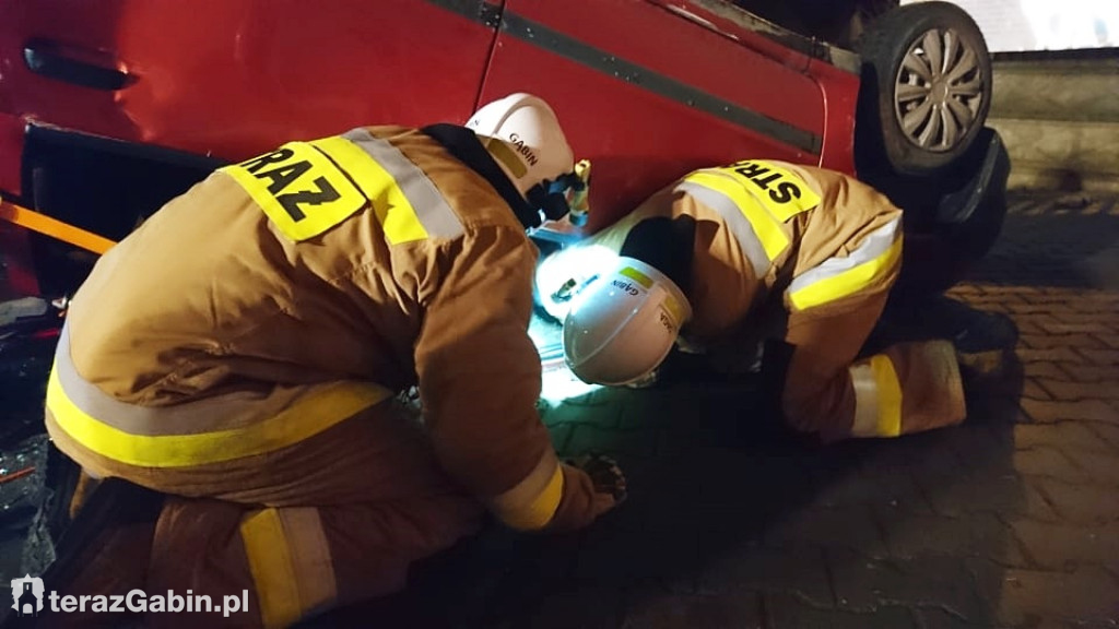 Strażacy ćwiczyli ratowanie ofiar wypadków.