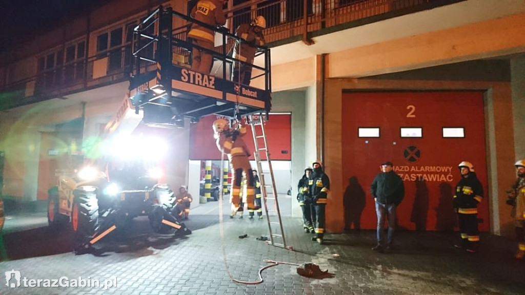 Strażacy ćwiczyli ratowanie ofiar wypadków.
