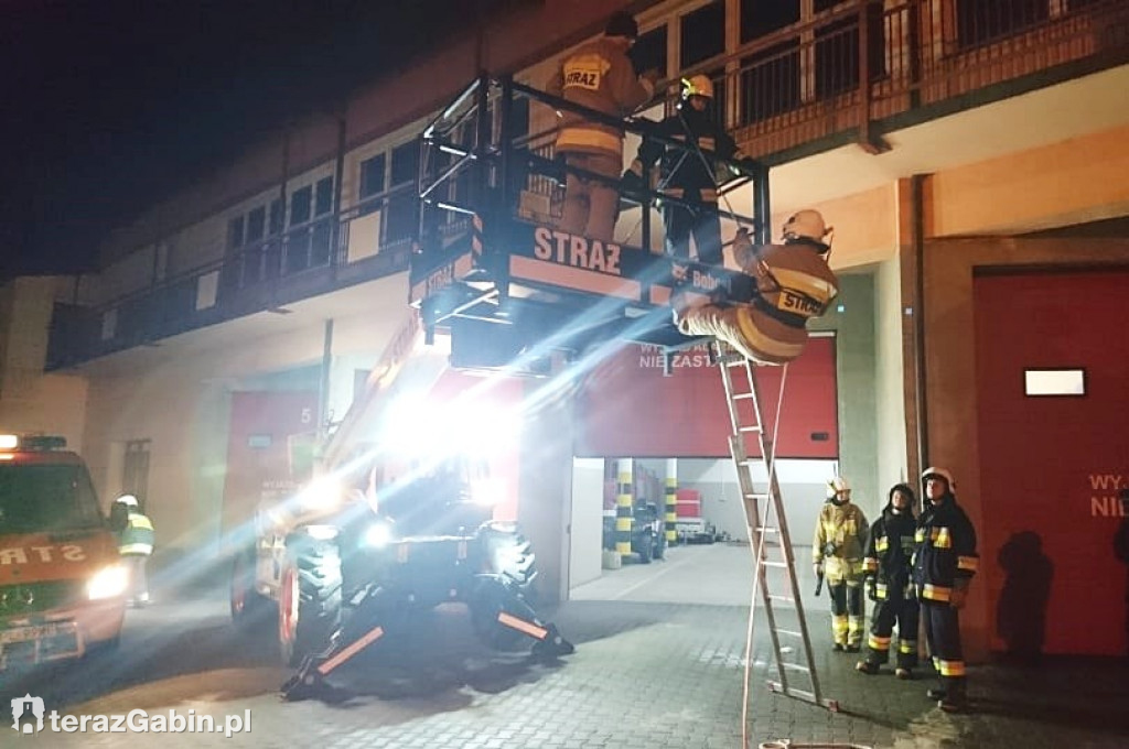 Strażacy ćwiczyli ratowanie ofiar wypadków.