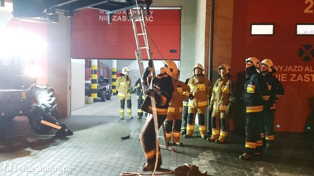 Strażacy ćwiczyli ratowanie ofiar wypadków.