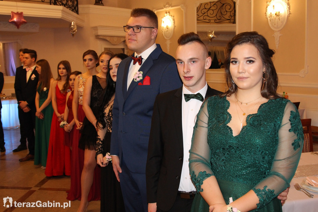 Uczniowie Zespołu Szkół w Gąbinie bawili się na studniówce.